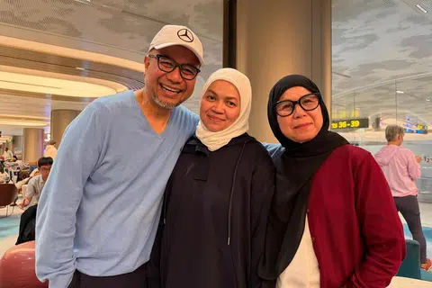 Encik Mohamad Esa Rahmad (kiri) bersama isterinya, Cik Mastura Muhamad, disambut kakaknya, Cik Ruzaimah Rahmad.