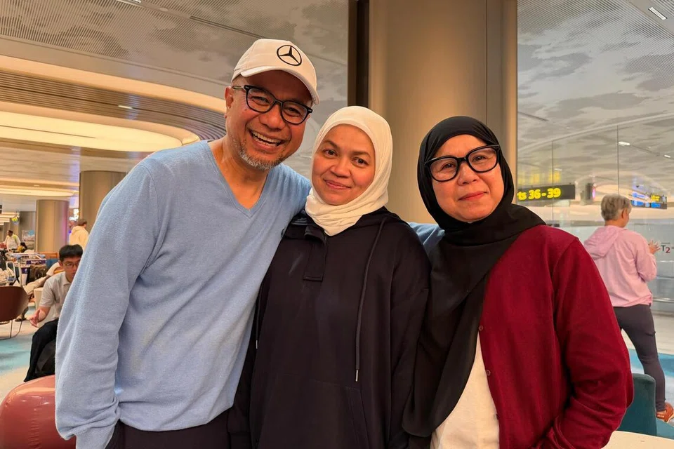 Encik Mohamad Esa Rahmad (kiri) bersama isterinya, Cik Mastura Muhamad, disambut kakaknya, Cik Ruzaimah Rahmad.