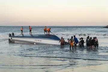 Penduduk tempatan dan pasukan penyelamat berusaha menarik naik sebuah bot laju yang terbalik selepas ia karam berhampiran Pelabuhan Sanur di Bali pada 5 Ogos 2025. Menurut pihak berkuasa penyelamat, dua warga China, seorang warga Indonesia disahkan maut selepas bot yang membawa puluhan penumpang ke pulau pelancongan popular itu karam. 
