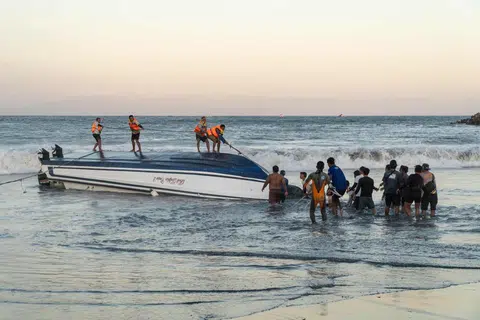 Penduduk tempatan dan pasukan penyelamat berusaha menarik naik sebuah bot laju yang terbalik selepas ia karam berhampiran Pelabuhan Sanur di Bali pada 5 Ogos 2025. Menurut pihak berkuasa penyelamat, dua warga China, seorang warga Indonesia disahkan maut selepas bot yang membawa puluhan penumpang ke pulau pelancongan popular itu karam. 
