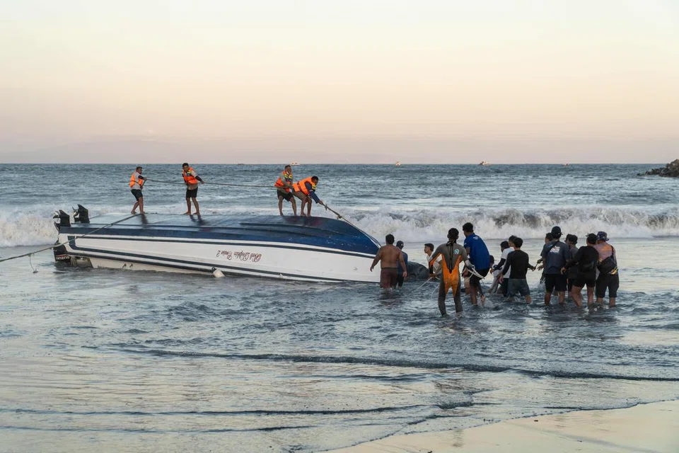 Penduduk tempatan dan pasukan penyelamat berusaha menarik naik sebuah bot laju yang terbalik selepas ia karam berhampiran Pelabuhan Sanur di Bali pada 5 Ogos 2025. Menurut pihak berkuasa penyelamat, dua warga China, seorang warga Indonesia disahkan maut selepas bot yang membawa puluhan penumpang ke pulau pelancongan popular itu karam. 