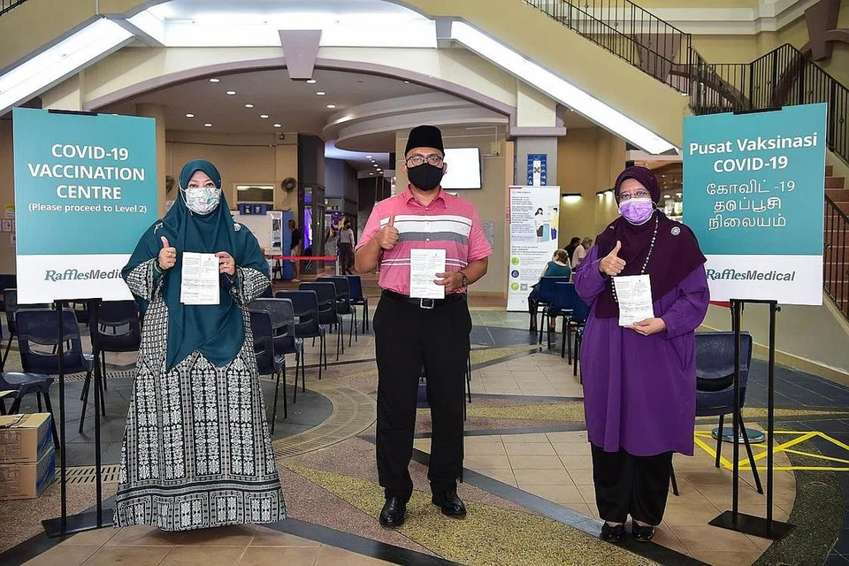 INGIN JADIKAN MADRASAH TEMPAT SELAMAT BAGI SEMUA: (Dari kiri) Cik Khairiana, Ustaz Mohd Nor dan Cik Nafisah antara kakitangan madrasah yang telah mengambil dos pertama vaksin Covid-19. Mereka menganggap ia penting demi keselamatan guru dan pelajar madrasah serta orang ramai. - Foto MUIS 