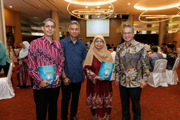 (Dari kiri) Pemangku Menteri Bertanggungjawab bagi Ehwal Masyarakat Islam, Profesor Madya Dr Muhammad Faishal Ibrahim; Pengerusi Eksekutif Masjid Al-Taqua, Encik Mohd Khalid Mohd Lani; Profesor Madya Emeritus Dr Hadijah Rahmat dan Menteri Undang-Undang, Encik Edwin Tong, yang juga Anggota Parlimen GRC East Coast di majlis pelancaran buku ‘Masjid Al-Taqua: Kilauan Mutiara Kota Singapura’ pada 26 April.