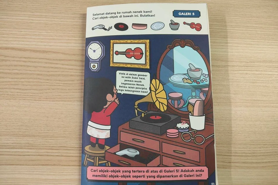 Kanak-kanak boleh mencari objek dalam buku kecil, ‘Kembara Alam Melayu’, seperti sikat, lesung batu dan pengering rambut di Galeri 5. 
