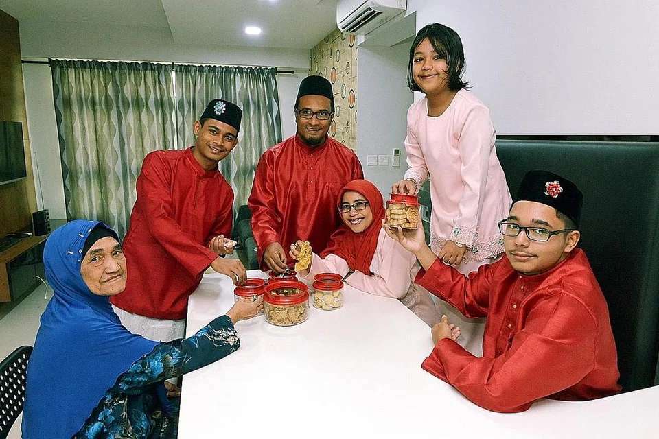 RAYA PENUH CERIA: Sambutan Lebaran lebih ceria dan bermakna tahun ini bagi Akbar (tengah) dan isterinya, Tazrinah Hussin (bertudung merah), dengan kehadiran ibu mentua, Fatimah Osman, di rumah mereka. Bersama dalam gambar ialah ketiga-tiga anak pasangan itu (dari kanan) Mohd Shahrullah, Aqeelah dan Mohd Saifullah. - Foto TUKIMAN WARJI