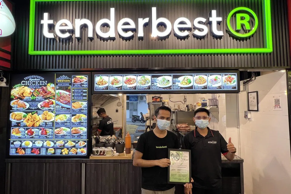 DEMI KEYAKINAN PELANGGAN: Kakitangan gerai Tenderbest di Clementi, salah satu jenama makanan dan minuman (F&B) di bawah Tenderfresh Group, dengan pensijilan halal Majlis Ugama Islam Singapura (Muis).