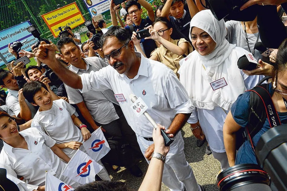 CALON PAP: Encik Murali terus menemui penduduk Bukit Batok bagi mendengar keprihatinan mereka serta menjelaskan rancangannya bagi penduduk dalam hari-hari seterusnya menjelang Pilihan Raya Kecil pada 7 Mei ini. - Foto-foto TUKIMAN WARJI
