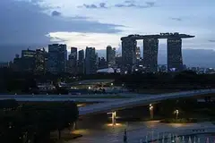 PEMULIHARAAN ALAM SEKITAR: Encik Lee Hsien Loong, mengongsi rencana di Bloomberg Green tentang sistem penyejukan daerah di Marina Bay South yang berusaha menjimatkan penggunaan tenaga. 