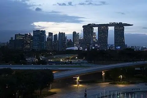 PEMULIHARAAN ALAM SEKITAR: Encik Lee Hsien Loong, mengongsi rencana di Bloomberg Green tentang sistem penyejukan daerah di Marina Bay South yang berusaha menjimatkan penggunaan tenaga. 