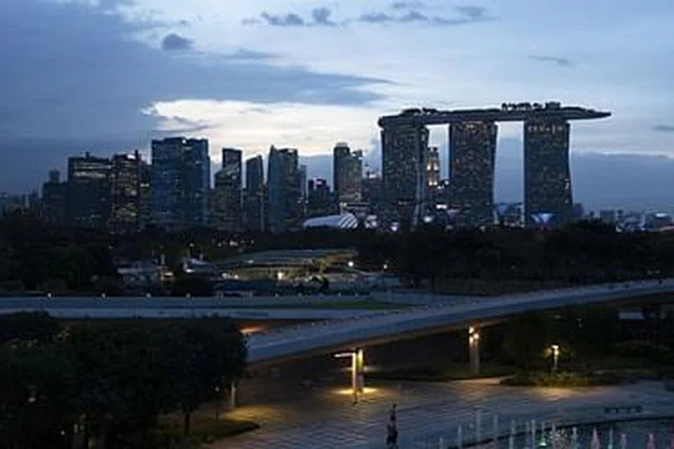 PEMULIHARAAN ALAM SEKITAR: Encik Lee Hsien Loong, mengongsi rencana di Bloomberg Green tentang sistem penyejukan daerah di Marina Bay South yang berusaha menjimatkan penggunaan tenaga. 