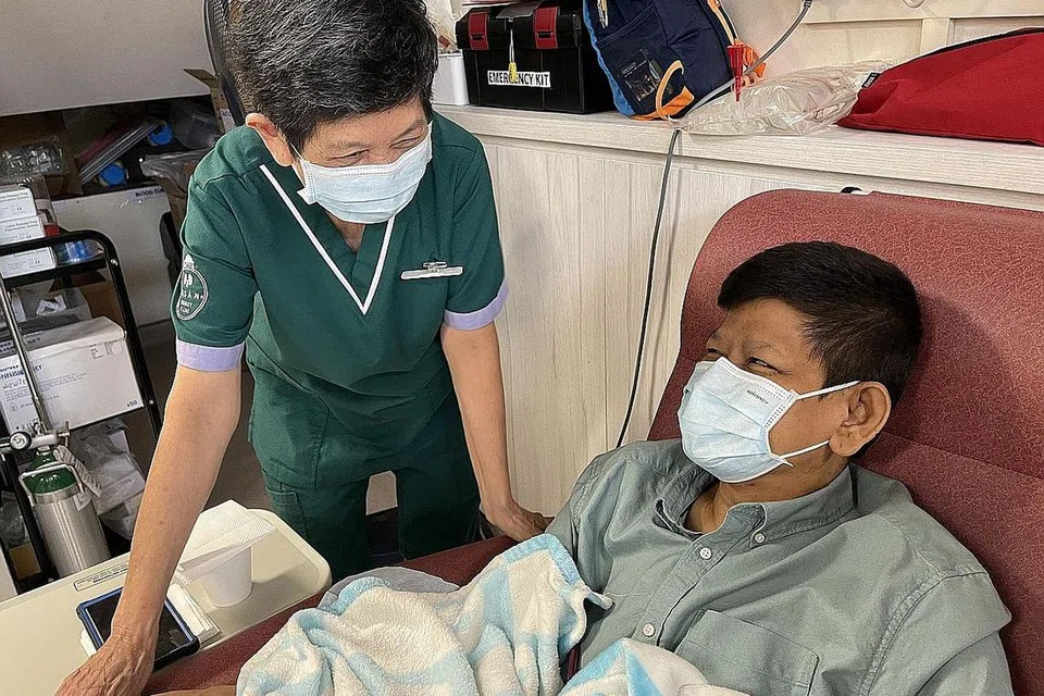 DAPAT PERHATIAN PENUH: Cik Siti Radziah (kanan) ditemani jururawat dalam mengendalikan rawatan ke atas beliau di pusat dialisis ginjal ini.