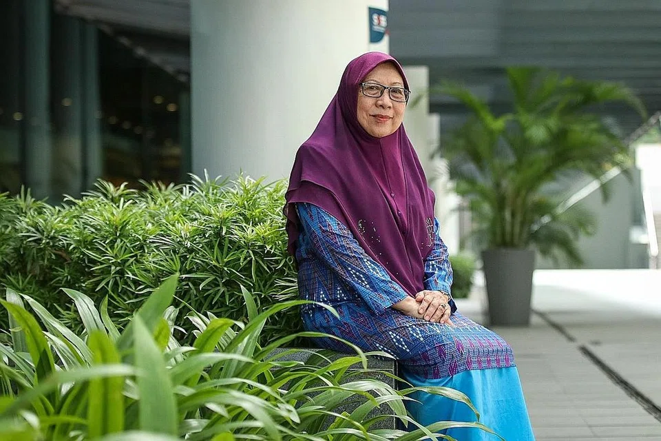 TERUS KOMITED MENGAJAR: Memulakan perjalanannya sebagai seorang guru pelatih pada 1964, Dr Kamsiah kini pensyarah adjung di Universiti Sains Kemasyarakatan Singapura (SUSS). - Foto BM oleh SYAMIL SAPARI