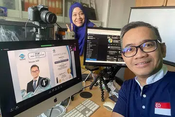 PERSIAPAN AWAL: Pasangan ejen hartanah, Cik Nurneeza Ali dan Encik Nizam Adli Saparin membangunkan studio media di kediaman mereka untuk memperhebat cara pemasaran. - Foto ihsan NURNEEZA ALI