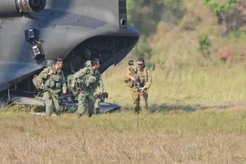 Dalam Latihan Trident, selepas anggota tentera mendarat, mereka akan memasuki kawasan hutan untuk melaksanakan operasi hutan dan bandar mereka. Pasukan operasi hutan akan menyelesaikan operasi mereka dahulu sebelum bertemu dengan pasukan operasi perbandaran. 