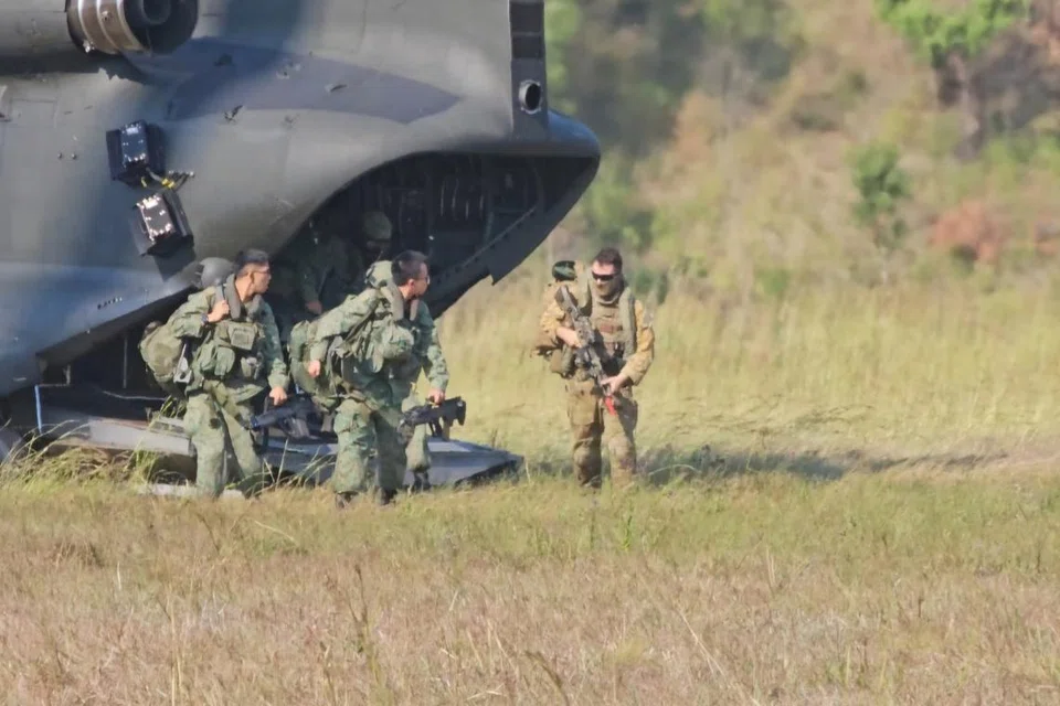 Dalam Latihan Trident, selepas anggota tentera mendarat, mereka akan memasuki kawasan hutan untuk melaksanakan operasi hutan dan bandar mereka. Pasukan operasi hutan akan menyelesaikan operasi mereka dahulu sebelum bertemu dengan pasukan operasi perbandaran. 