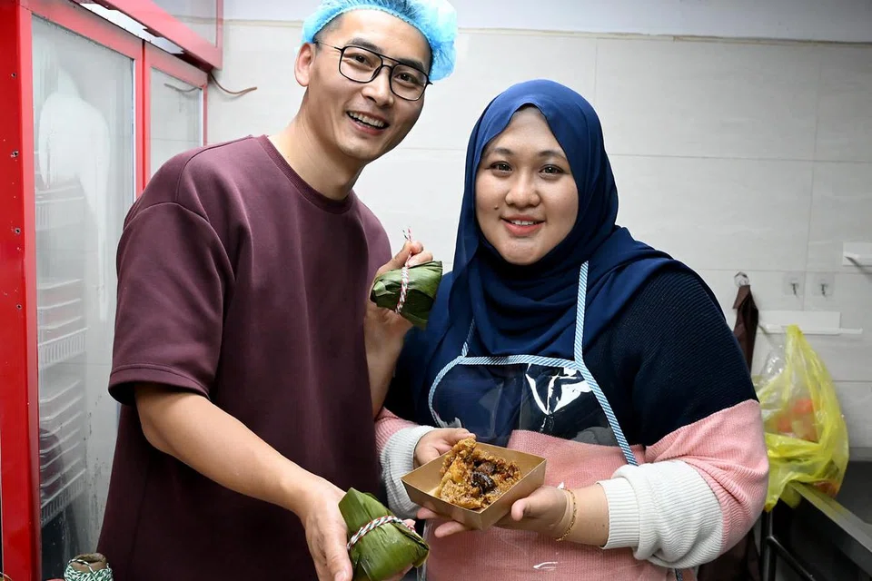 Pengasas The Han’s Dumplings, Encik Iman Shen dan Cik Nur Fazlin Mohd Noor, berada di dapur pusat mereka yang menghasilkan kuih cang, juga dikenali sebagai ‘bak cang’ atau ‘zongzi’.
