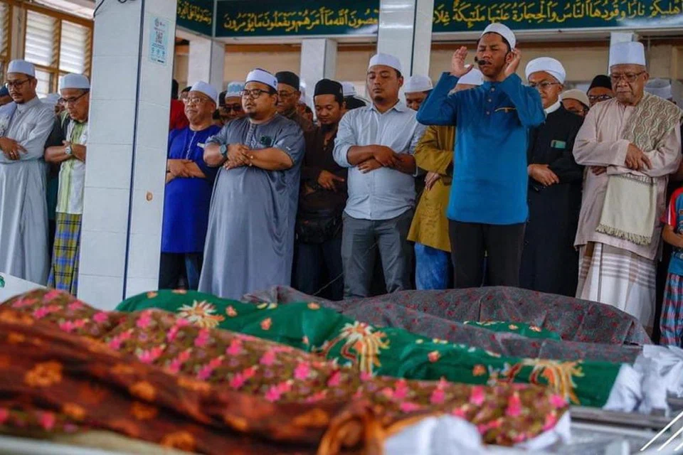 MERUNTUN HATI: Detik Encik Abdur Rahman Amir Ruddin, 19 tahun, mengimamkan solat jenazah kedua ibu bapa dan empat adiknya yang terkorban dalam nahas jalan raya mengundang deraian air mata setiap yang menontonnya. 