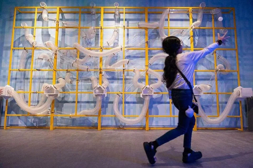 BERGAYA DI ‘MAKMAL SAINS’: Di bilik Pneumatic Pressure Pipes di Chaos Lab, si cilik perlu cuba menangkap bola yang keluar dengan pantas dari tiub berpilin pada tembok.