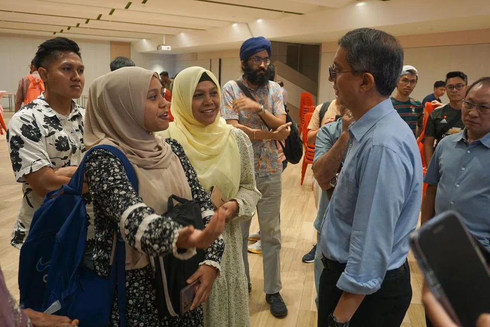 RUANG SELAMAT: Menteri Negara (Ehwal Dalam Negeri merangkap Pembangunan Negara), Profesor Madya Dr Muhammad Faishal Ibrahim (depan, kanan), yang juga Anggota Parlimen GRC Nee Soon, berinteraksi bersama beberapa peserta sesi dialog tentang isu Israel-Palestin yang diadakan di Kelab Masyarakat Nee Soon Central pada Sabtu.