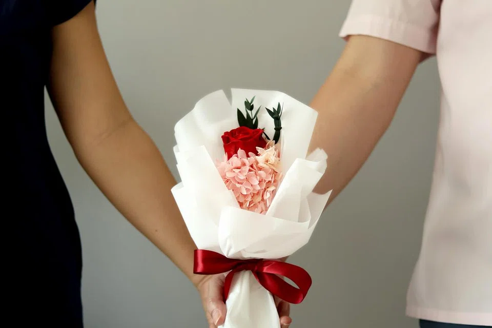IKATAN KASIH: Jambangan bunga lambang kasih sayang (gambar hiasan).