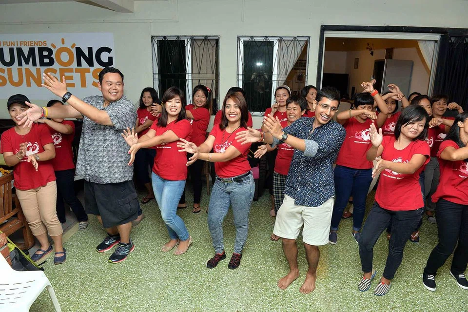 MENARI DEMI MENABUR BAKTI: Pengasas bersama Air Amber, Encik Muhammad Shahril Hassan (barisan depan dua dari kiri) dan Encik Suraj Upadhiah (lima dari kiri), bersuka ria bersama pekerja asing dari rumah kebajikan HOME. Kededua pemuda ini bermisi meninggalkan impak positif ke atas masyarakat dengan memberi perlindungan kepada hak asasi manusia. - Foto M.O. SALLEH
