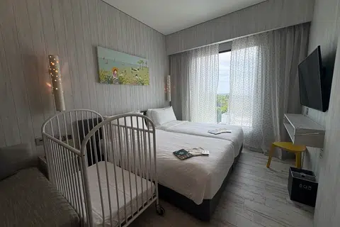 Bilik yang bersambung mempunyai dua katil saiz single. Katil bayi disediakan atas permintaan.