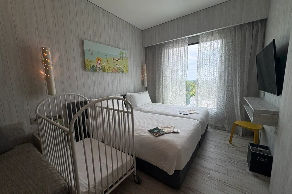 Bilik yang bersambung mempunyai dua katil saiz single. Katil bayi disediakan atas permintaan.