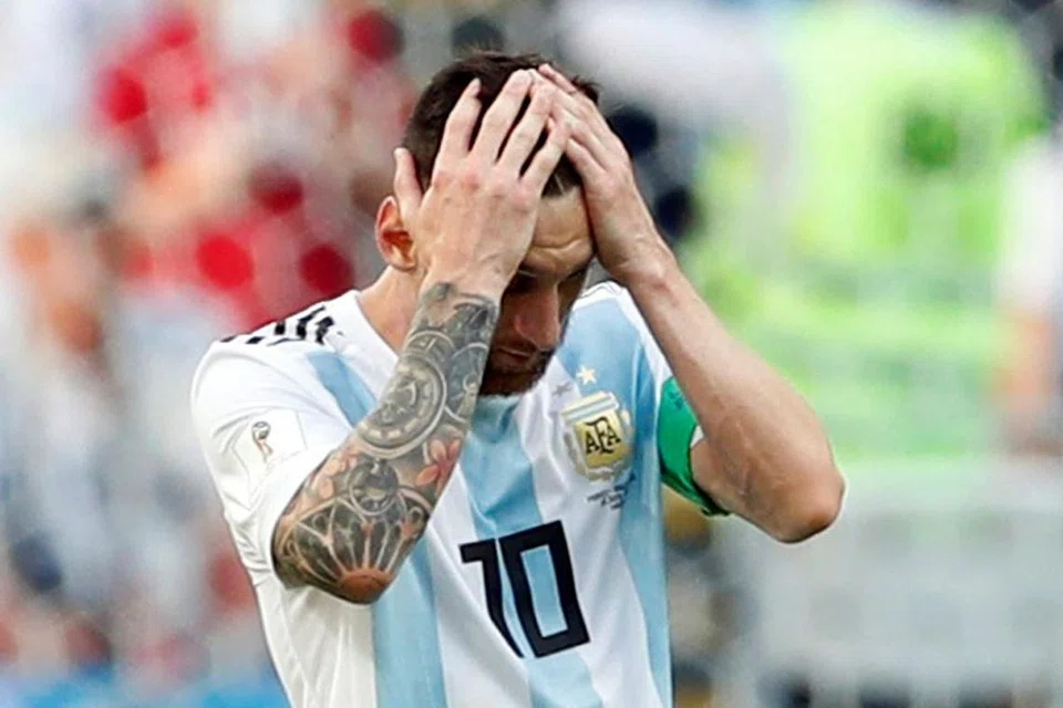 Ada sesuatu yang tak kena dengan bintang Argentina, Lionel Messi, yang mengecewakan sepanjang Piala Dunia ini. Messi dan Argentina 'ditendang' keluar di pusingan 16 pasukan terakhir. - Foto REUTERS