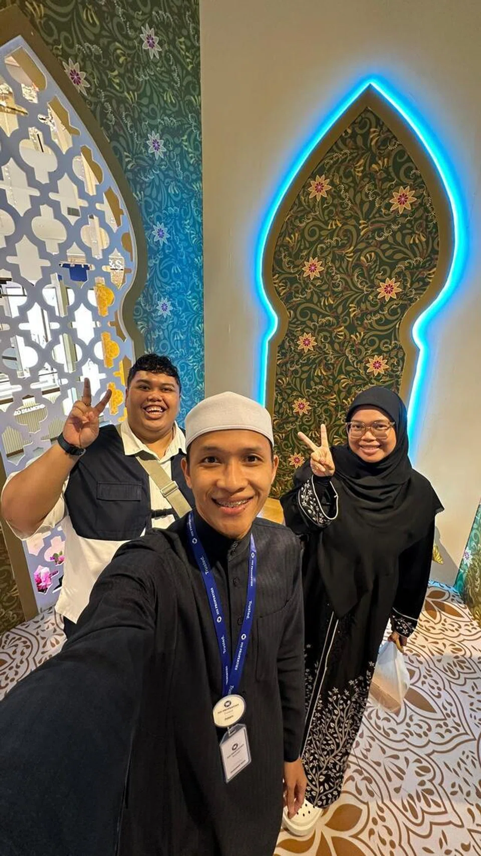 Cef Muhd Haikal Ismail (kiri) bersama rakannya, Ustaz Adam lbnulutfi dan Cik Sofea Nadhirah Aidil, dalam surau di IOI City Mall di Putrajaya, Malaysia.