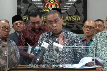 Timbalan Setiausaha Agung Perikatan Nasional, Datuk Seri Takiyuddin Hassan (tengah).