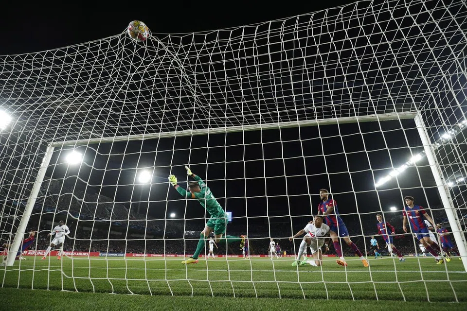 Bola bulat, ungkapan yang menggambarkan bahawa tidak ada kepastian siapa yang akan menang dalam sesuatu perlawanan, kerana kejutan atau apa-apa boleh berlaku. Contohnya Arsenal yang mengharapkan kemenangan untuk memburu kejuaraan pertama dalam 20 tahun kalah mengejut di padang sendiri pada 14 April – tewas 0-2 kepada Aston Villa.