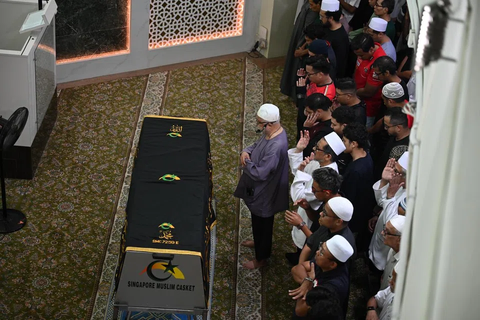 DIBAWA PULANG: Jenazah Allahyarham Mohamed Reza Abdul Rashid dibawa pulang ke Singapura dan solat jenazah diadakan di Masjid Kassim.