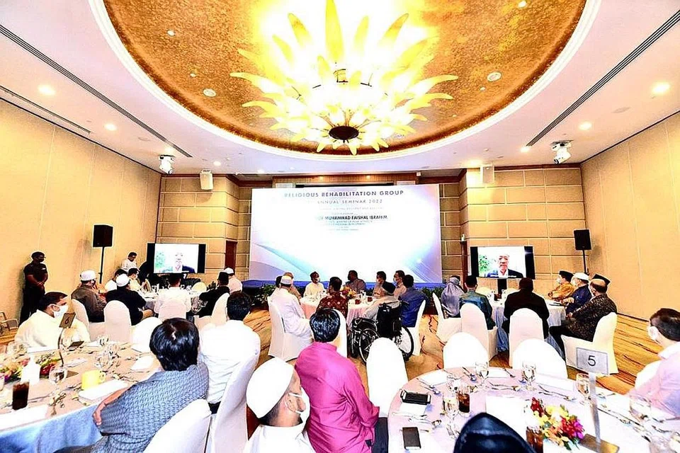 BNCANG CABARAN BARU: Sekitar 250 anggota kumpulan Pemulihan Keagamaan (RRG) menyertai rahat tahunan di Shangri-La Rasa Sentosa baru-baru ini bagi membincangkan isu-isu yang menjadi cabaran baru kepada masyarakat hari ini serta cara untuk menanganinya. - Foto-foto RRG