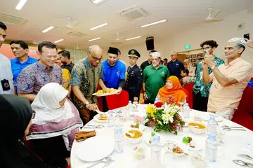 Presiden Tharman Shanmugaratnam (tiga dari kiri) bersama Pemangku Menteri Bertanggungjawab bagi Ehwal Masyarakat Islam, Encik Zaqy Mohamad (dua dari kiri) di acara Agihan Beriani Amal Masjid Khalid pada 27 September. Acara edisi ke-21 itu menyasarkan kutipan $150,000 bagi Cabaran Presiden 2026 untuk membantu golongan yang memerlukan di serata Singapura.