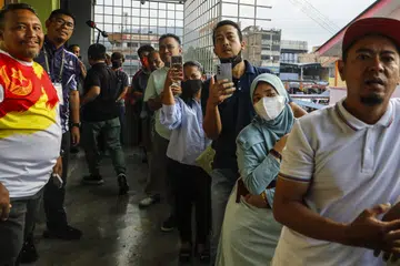 LAKUKAN TANGGUNGJAWAB: Rakyat Malaysia beratur untuk mengundi di pusat mengundi di Selayang, Selangor. Pemerhati politik menyifatkan kadar peratusan mengundi yang rendah sebagai satu trend membimbangkan. 