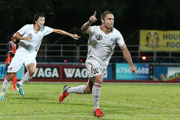 BELUM MASA TEPAT KEMBALI: Pemain Gombak United Julien Durand (kanan) beraksi semasa perlawanan suku akhir Piala Singapura pada 2012. - Foto fail