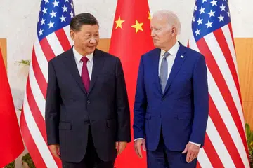 PERTEMUAN DUA PEMIMPIN DUNIA: Foto fail menunjukkan Presiden China, Encik Xi Jinping (kiri) bergambar bersama Presiden Amerika Syarikat, Encik Joe Biden, semasa sidang puncak pemimpin G20 di Bali, Indonesia, pada November 2022. - Foto