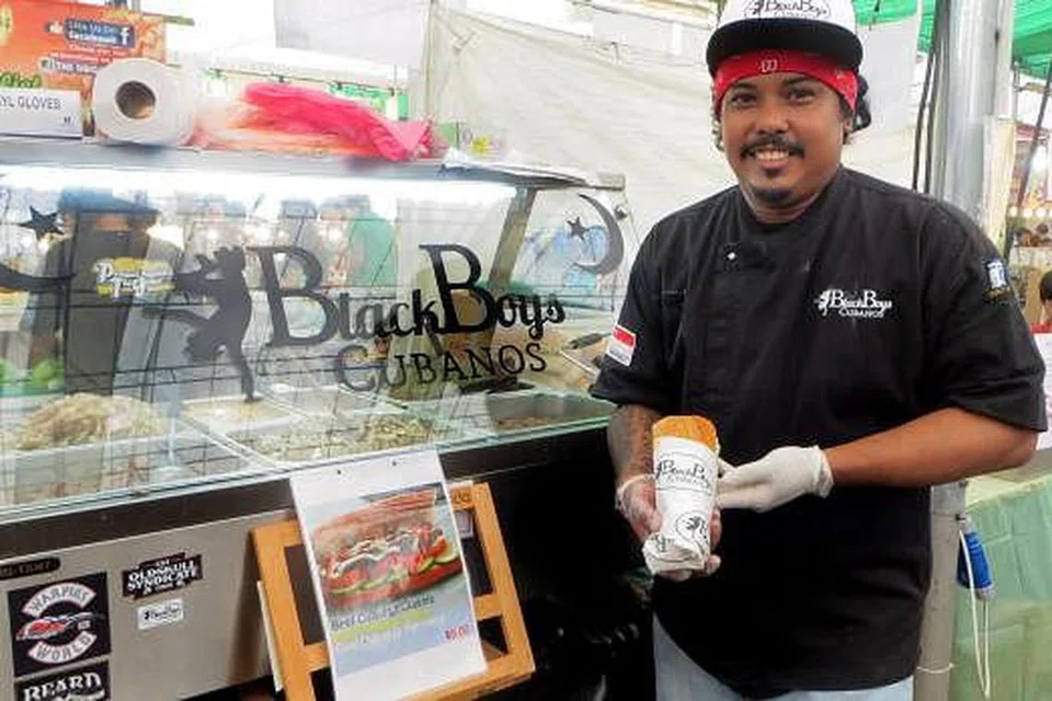 SANDWIC POPULAR: Pelanggan boleh pilih pelbagai perisa sandwic, daripada Satay Ayam Cubanos hinggaa Tom Yam Tuna Daging Cubanos. - Foto SHAHIDA SARHID