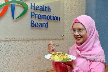NASI GORENG PATTAYA SIHAT: Cik Badriyah Jamaludin menunjukkan hidangan nasi goreng yang menggunakan beras perang. Ia merupakan sajian lebih sihat berbanding Nasi Goreng Pattaya yang menggunakan beras putih. - Foto BH oleh M.O. SALLEH