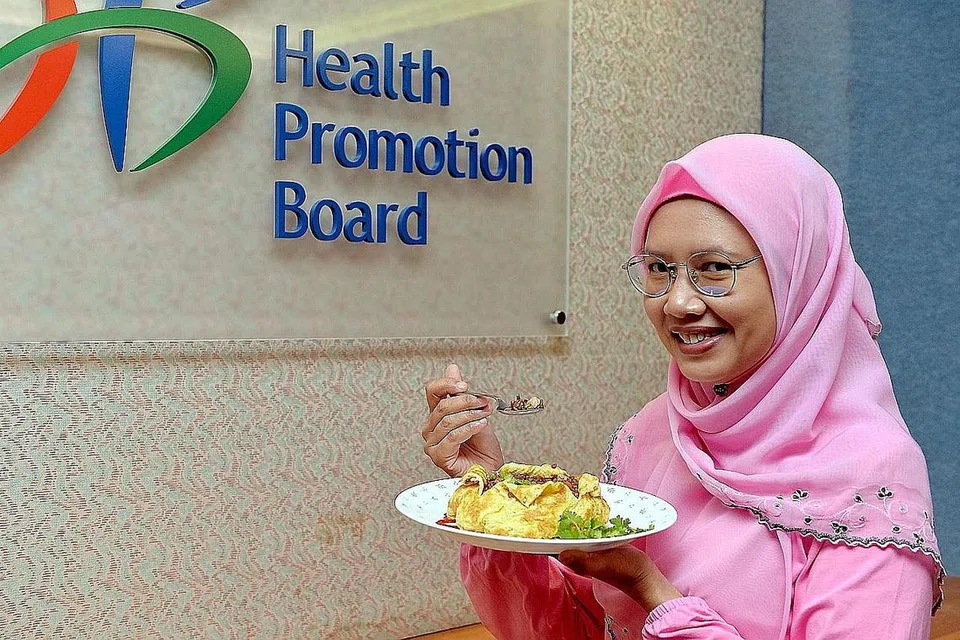 NASI GORENG PATTAYA SIHAT: Cik Badriyah Jamaludin menunjukkan hidangan nasi goreng yang menggunakan beras perang. Ia merupakan sajian lebih sihat berbanding Nasi Goreng Pattaya yang menggunakan beras putih. - Foto BH oleh M.O. SALLEH