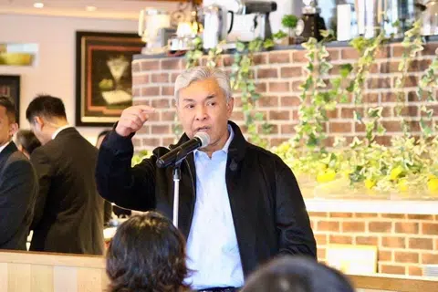 Pengerusi BN yang juga Presiden Umno, Datuk Seri Dr Ahmad Zahid Hamidi, mahu merampas kembali enam kerusi Parlimen yang disandang wakil rakyat Bersatu ketika ini, sekiranya Pilihan Raya Kecil diadakan susulan keputusan Ahli Parlimen (AP) terbabit menyokong Perdana Menteri, Datuk Seri Anwar Ibrahim.  