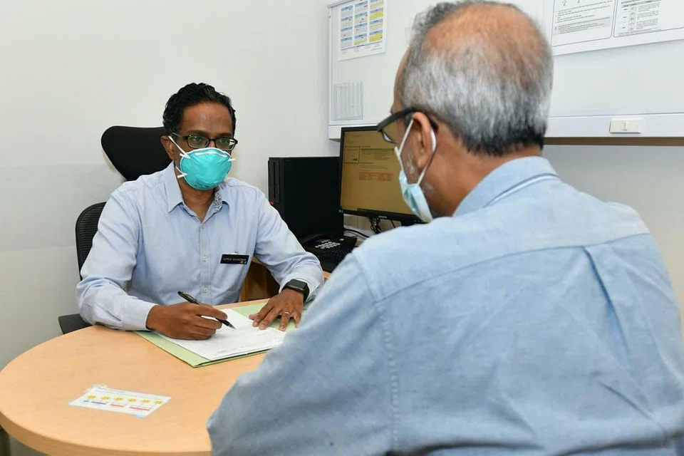 FAKTOR RISIKO BARAH PROSTAT: Menurut Profesor Madya Ravindran Kanesvaran (menghadap kamera), negara yang sudah membangun, yang kaya dengan makanan tinggi kandungan lemak, serta diet karbohidrat yang diproses dan boleh menyebabkan obesiti merupakan salah satu faktor risiko terbesar bagi barah prostat. - Foto PUSAT BARAH KEBANGSAAN SINGAPURA)