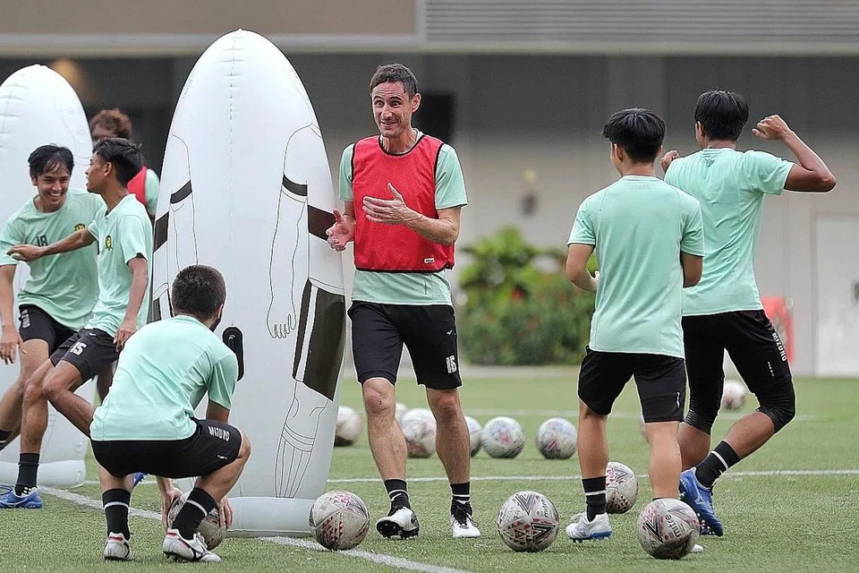 SIAP BERAKSI SEMULA: Jurulatih Tampines Rovers Gavin Lee membimbing anak buahnya berlatih di Stadium Tampines Rabu lalu. - Foto BH oleh GAVIN FOO