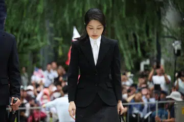 Kim Keon-hee, isteri kepada bekas presiden Yoon Suk-yeol yang telah digulingkan, tiba untuk sesi soal siasat oleh pihak pendakwa berhubung dakwaan penglibatannya dalam skandal manipulasi saham, campur tangan pilihan raya dan tuduhan lain, di Pejabat Pendakwa Khas di Seoul, Korea Selatan, 6 Ogos 2025.