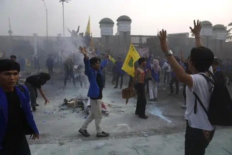 Para pelajar bertempur dengan anggota polis yang cuba memadamkan api dalam protes terhadap kenaikan bahan api dan ketidakcekapan belanjawan pemerintah di luar bangunan Parlimen di Jakarta pada 22 Jun.