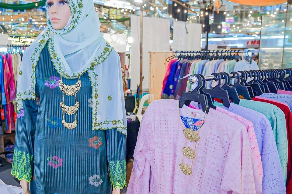 Baju Raya berwarna-warni.