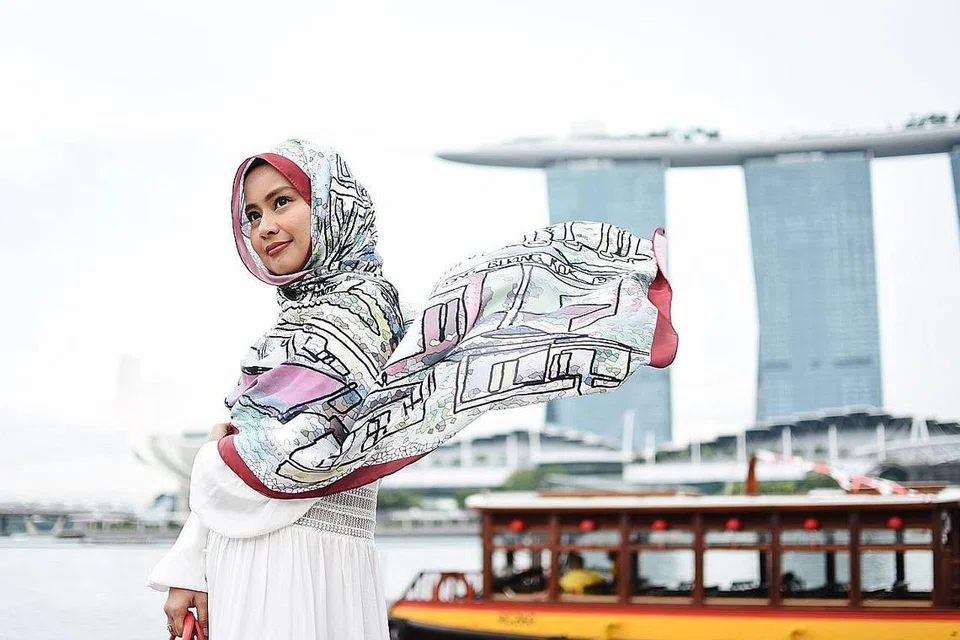 DESAIN SESUAI SUASANA SEKITARAN: Diyana Halik merakam keindahan pemandangan perairan Singapura menerusi desain tudung panjangnya. - Foto ihsan DIYANA HALIK