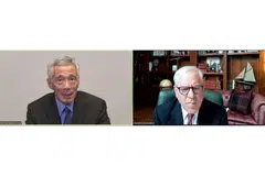 KONGSI PANDANGAN DALAM TALIAN: Encik Lee Hsien Loong (kiri) berkongsi pendapatnya berkenaan hubungan AS-China dengan Encik David Rubenstein dalam wawancara yang diadakan secara dalam talian Selasa lalu. - Foto ATLANTIC COUNCIL