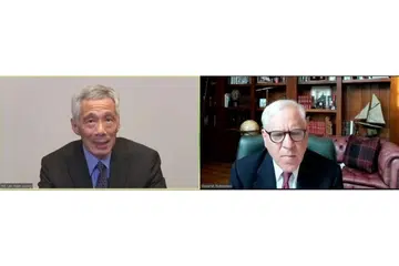 KONGSI PANDANGAN DALAM TALIAN: Encik Lee Hsien Loong (kiri) berkongsi pendapatnya berkenaan hubungan AS-China dengan Encik David Rubenstein dalam wawancara yang diadakan secara dalam talian Selasa lalu. - Foto ATLANTIC COUNCIL