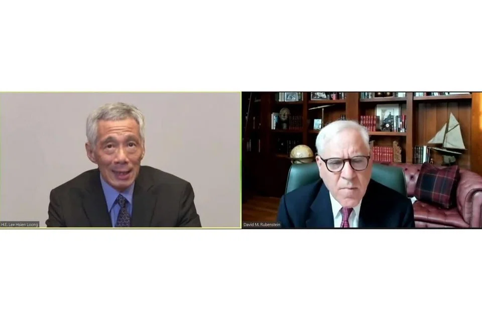 KONGSI PANDANGAN DALAM TALIAN: Encik Lee Hsien Loong (kiri) berkongsi pendapatnya berkenaan hubungan AS-China dengan Encik David Rubenstein dalam wawancara yang diadakan secara dalam talian Selasa lalu. - Foto ATLANTIC COUNCIL